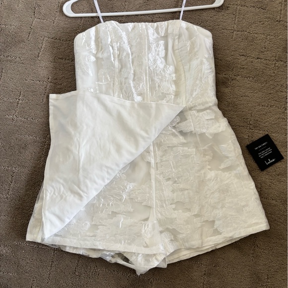 NWT LuLus Strapless White Lace Pattern Romper - Picture 2 of 5